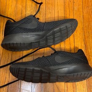 All black nike tanjun